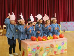 子ども達がうさぎのお面をつけて立っている写真