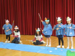 子ども達が作った釣竿をもって釣りをしている写真