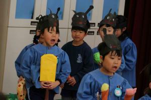 子ども達が作った食べ物を運んでいる写真