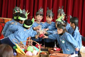 みんなで乾杯をしている写真