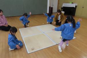 こままわし大会で手回しゴマを回しているところ