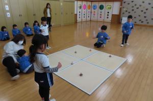 こままわし大会で糸引きゴマを回しているところ