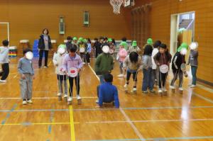 1年生と一緒にぽっくりで遊んでいるところ