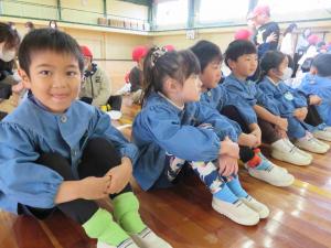 子ども達が小学校の体育館にいる写真