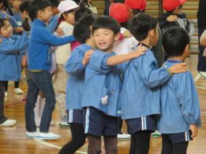 子ども達が列になっている写真