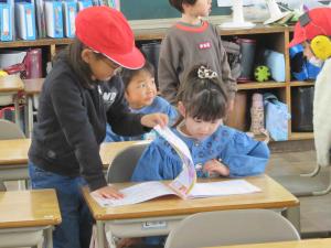 教室で着席している写真