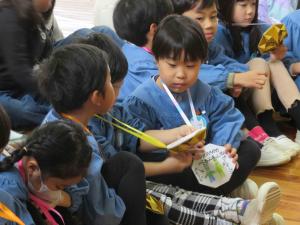 小学生にもらったメダルを見ている写真