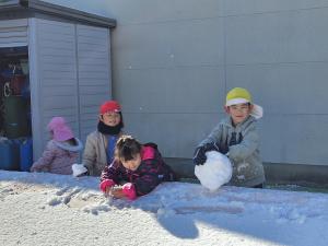 雪を触っている写真