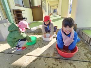 冷たい手をお湯で温めている写真