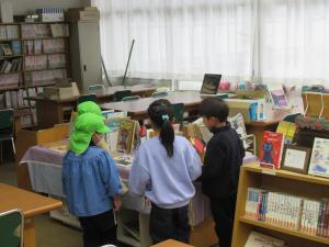 5歳児が小学校の図書館を見ているところ