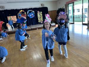 豆まきをしている写真