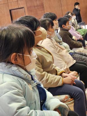 参観している様子の写真