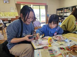 リースを作っている写真