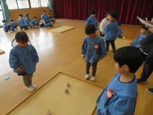 ３歳児がこまを回しているところ