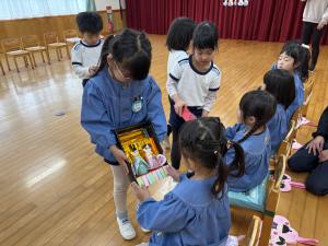ひな祭り会で製作物を見せ合っているところ