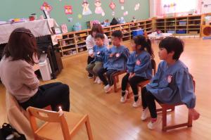 おはなし会で絵本を読んでもらっているところ
