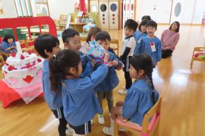 冠をプレゼントしているところ