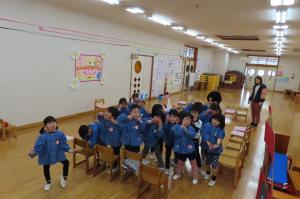 誕生会で集合写真を撮っているところ