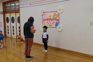 絵本を100冊借りて、表彰をもらっているところ