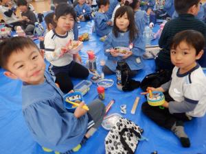 みんなでお弁当を食べている写真