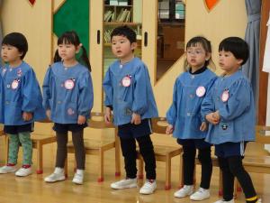 子ども達が立って歌を歌っている写真