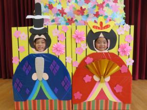 お雛様とお内裏様の顔はめパネルから顔を出している写真