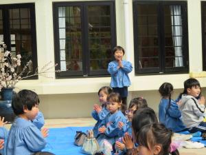 年長児が一人、前で、手を合わせて立っている写真