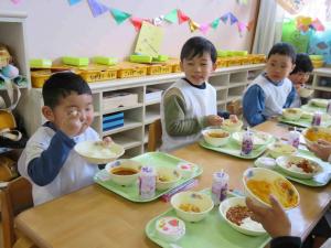 子ども達が給食を食べている写真