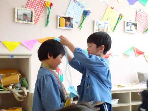 男の子がプレゼントの首飾りを渡している写真