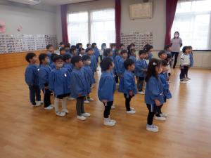 ひなまつり会で歌を歌っているところ