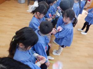 5歳児にプレゼントを渡しているところ