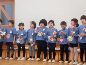 5歳児が歌を歌っているところ