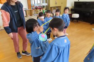 手作りのプレゼントを渡しているところ