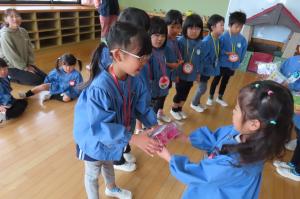 手作りのプレゼントを渡しているところ