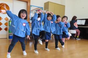 歌を歌ってポーズを決めているところ