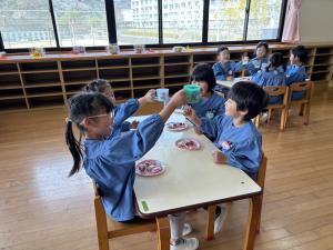 ジュースで乾杯しているところ