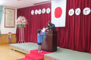 修業証書をもらっているところ