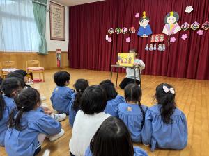 紙芝居を見ているところ