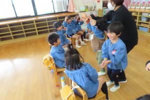 紙吹雪を舞わせているところ