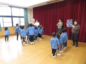 ひなまつり会でクイズをしているところ