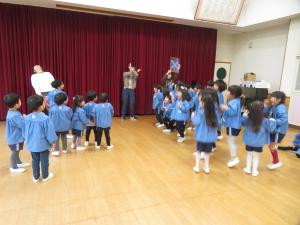 ひなまつり会でクイズをしているところ