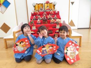 お雛様の前で写真を撮っているところ