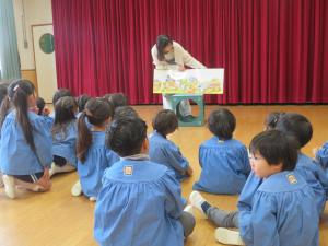 大型絵本を読んでいるところ