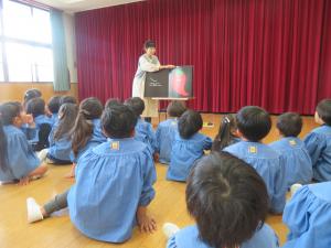 大型絵本を読んでいるところ