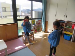 きんぎょの紙をさがしているところ