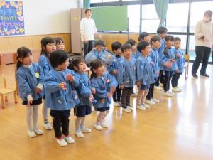 3歳児と4歳児が歌を歌っているところ
