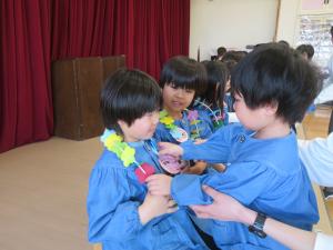 ３歳児が５歳児にプレゼントを渡すところ