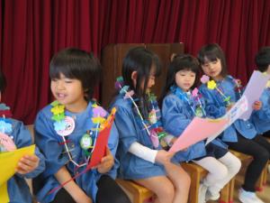 4歳児からもらったカレンダーを見ているところ