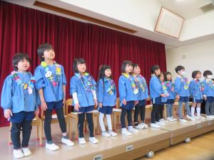5歳児が歌っているところ