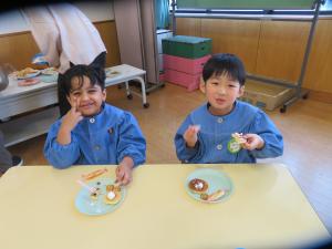 お別れ会でおやつを食べているところ